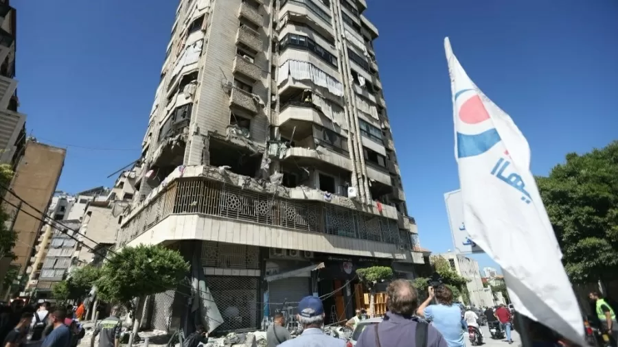 pessoas olham para um predio de apartamentos que foi atingido por um ataque aereo israelense em 3 de outubro de 2024 no centro de beirute 1727950731882 v2 900x506.jpg