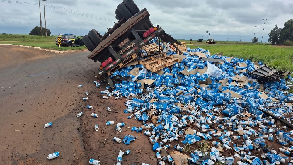 Uma carreta carregada com cerveja tombou na BR 463