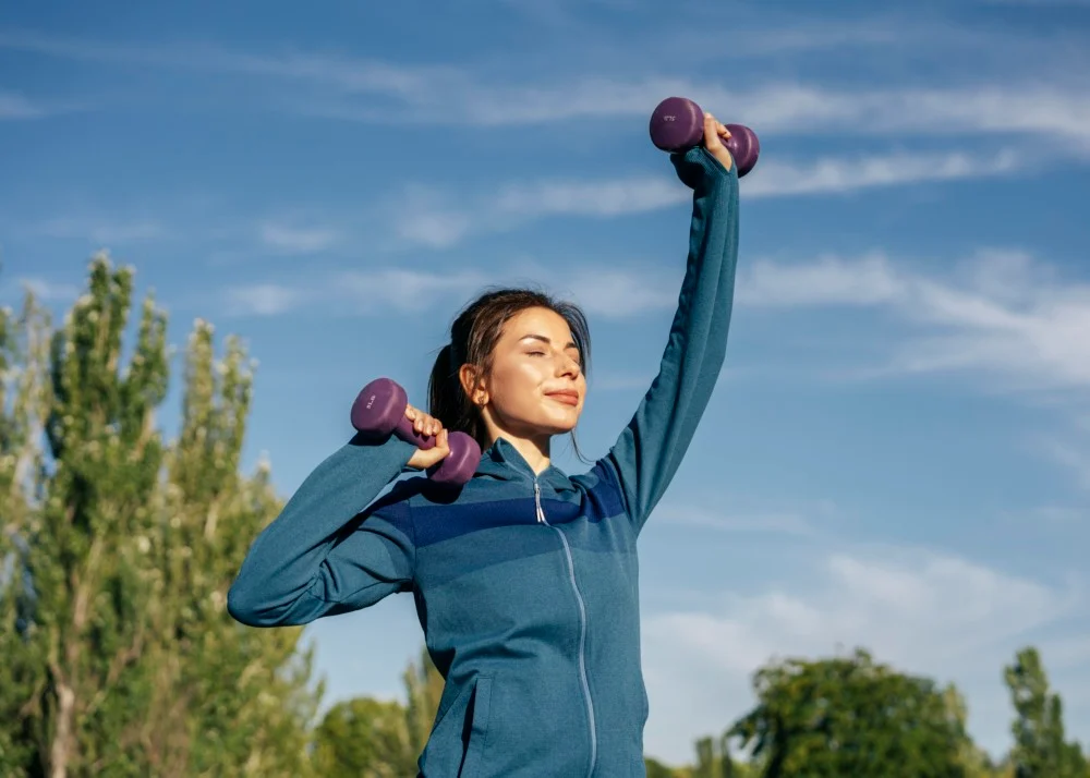 mulher praticando musculacao exercicio fisico 1000x714